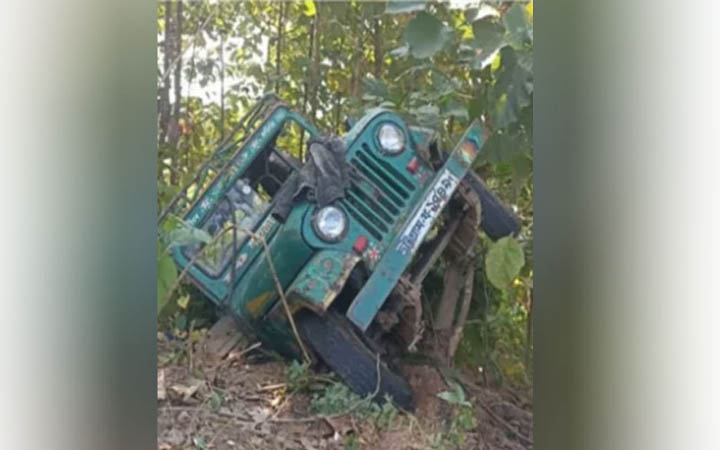 নিয়ন্ত্রণ হারিয়ে ৩০ ফুট গভীর খাদে পর্যটকবাহী জিপ, আহত ১০