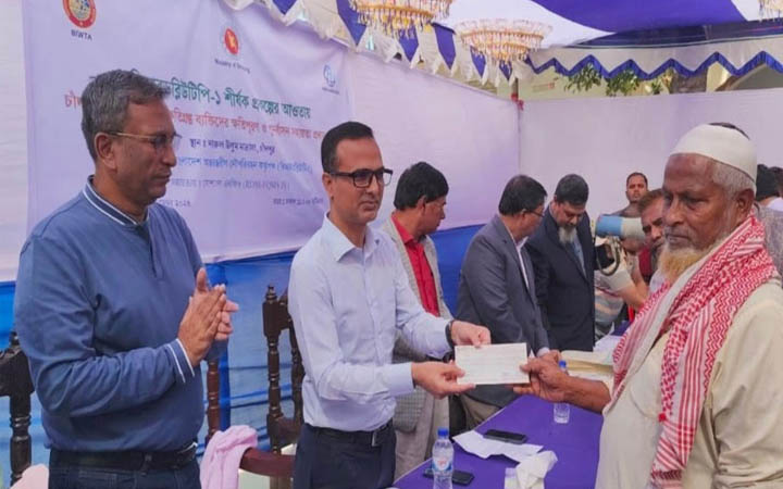 চাঁদপুরে নৌবন্দর নির্মাণে ক্ষতিগ্রস্ত ১২৭ জনকে চেক হস্তান্তর