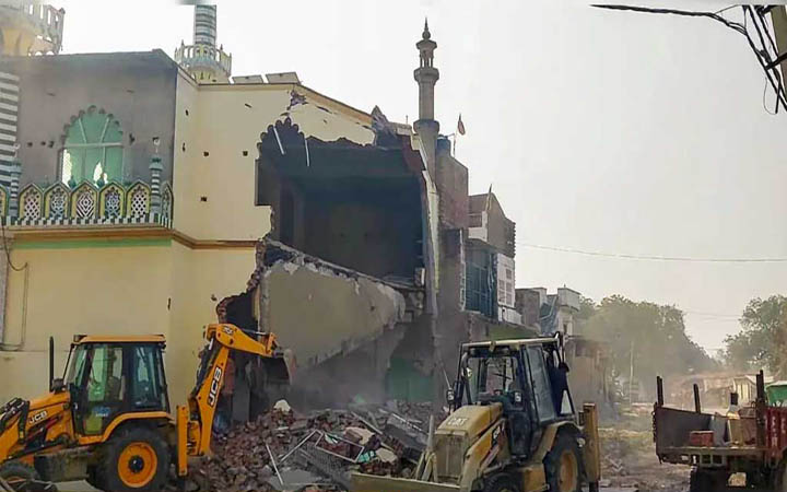 ভারতে গুঁড়িয়ে দেওয়া হলো ২০০ বছরের পুরনো মসজিদের একাংশ
