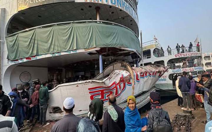 ঘন কুয়াশায় পদ্মার বুকে দুই লঞ্চের মুখোমুখি সংঘর্ষ