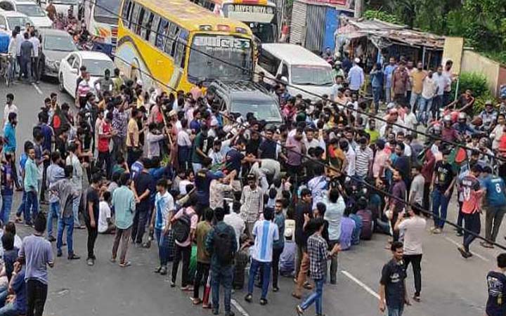ঢাকা-আরিচা মহাসড়ক অবরোধ করেছেন জাবি শিক্ষার্থীরা