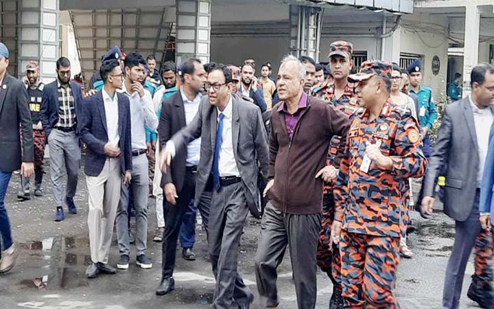 সচিবালয়ে অগ্নিকাণ্ড, ক্ষতিগ্রস্ত ভবন পরিদর্শনে উপদেষ্টারা