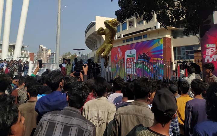 টিকিট না পাওয়ায় বিসিবির গেট ভাঙলেন বিক্ষুব্ধ দর্শক