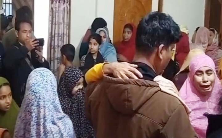 আকিজ কারখানায় নিহতদের বাড়িতে চলছে শোকের মাতম