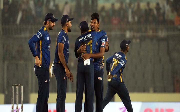 টস জিতে ব্যাটিংয়ে ঢাকা ক্যাপিটালস