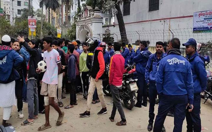 কুমিল্লায় প্রকাশ্যে ‘কিশোর গ্যাংয়ের’ অস্ত্রের মহড়া