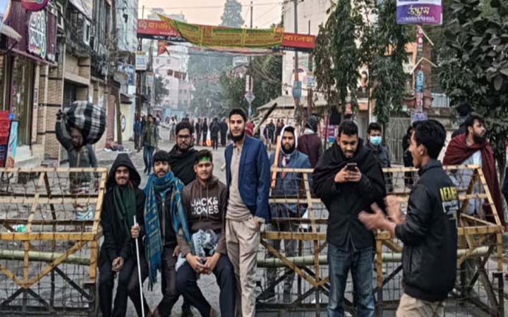 আলিয়া মাদরাসার মাঠ থেকে আদালত সরাতে শিক্ষার্থীদের সড়ক অবরোধ