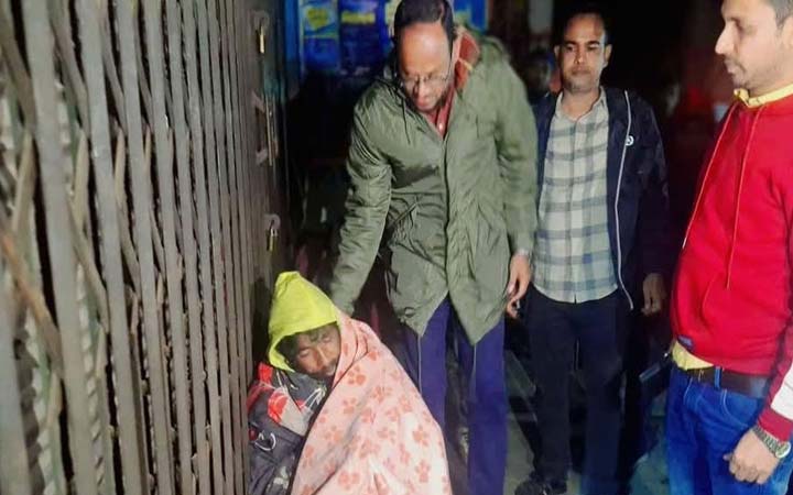 গভীর রাতে শীতার্তদের মাঝে কম্বল বিতরণ করলেন টুকু
