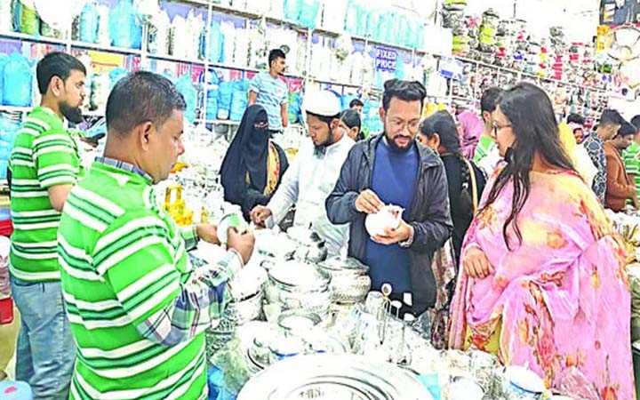 ছুটির দিনে জমজমাট বাণিজ্য মেলা, বেড়েছে বিক্রি
