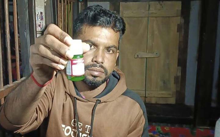 বিয়ের দাবিতে বিষের বোতল নিয়ে প্রেমিকার বাড়িতে অনশন