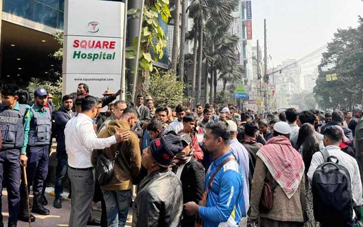 টিকা না পেয়ে পান্থপথে প্রবাসীদের সড়ক অবরোধ