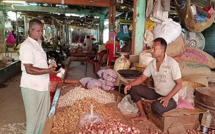 হিলিতে কেজিতে ৫ টাকা কমেছে দেশি পেঁয়াজের দাম