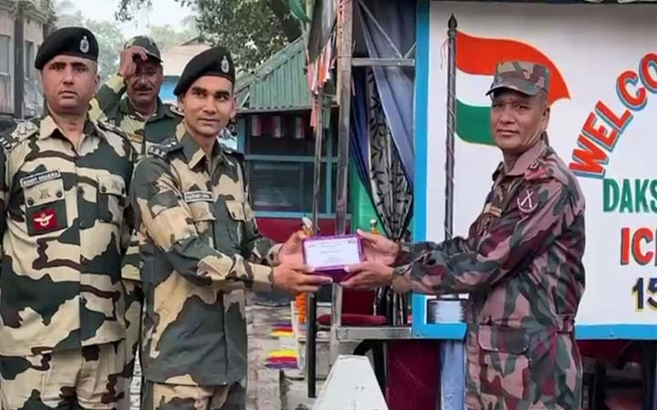 হিলি সীমান্তে বিজিবি-বিএসএফের মিষ্টি বিনিময়
