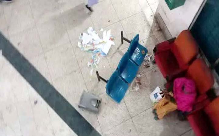 ট্রেন বন্ধ শুনে ক্ষুব্ধ যাত্রীরা, রাজশাহী স্টেশনে ভাঙচুর