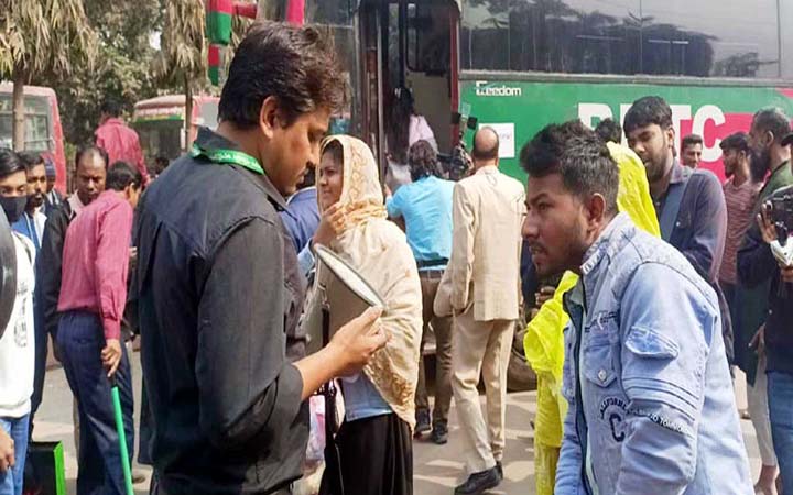 কমলাপুর-বিমানবন্দর থেকে ট্রেনের যাত্রী নিয়ে ছাড়ছে বিআরটিসির বাস