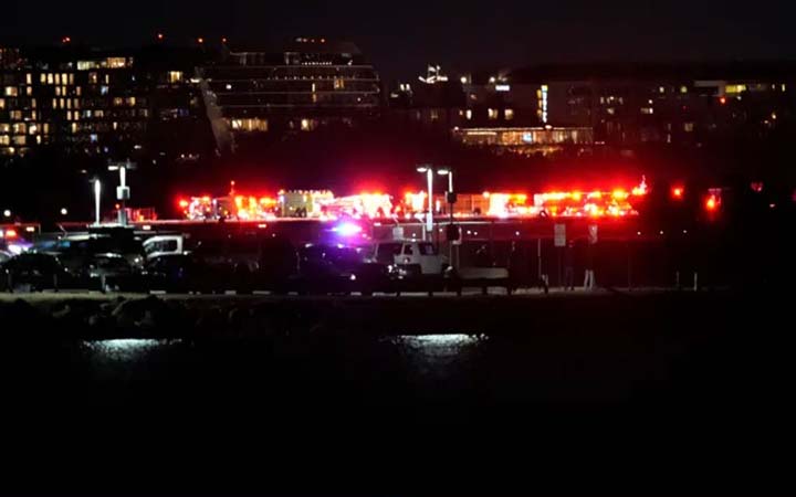 যুক্তরাষ্ট্রে হেলিকপ্টারের সঙ্গে সংঘর্ষে যাত্রীবাহী বিমান বিধ্বস্ত, বহু হতাহতের শঙ্কা