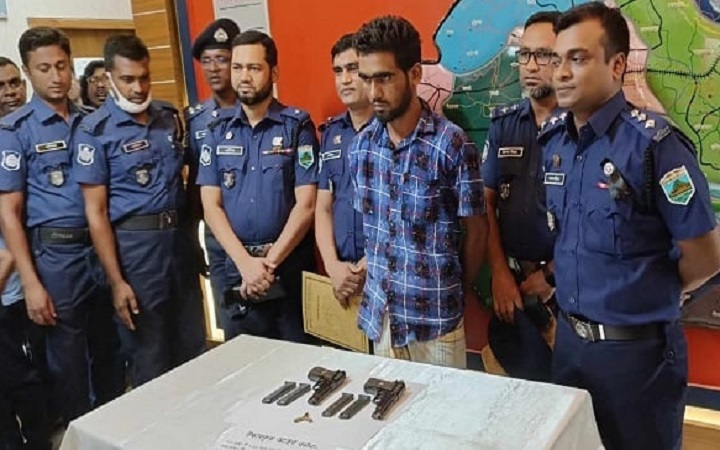 বগুড়ায় বিদেশি পিস্তল-গুলিসহ যুবক গ্রেপ্তার