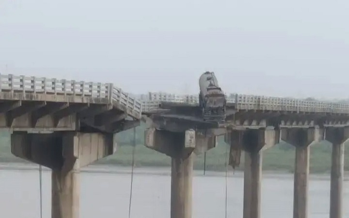 ভারতে সেতুর একাংশ ভেঙে নদীতে পড়ল যানবাহন