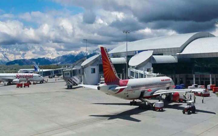 পাকিস্তানের পাল্টা হামলার ভয়ে ভারতে বিমানবন্দর ও স্কুল-কলেজ বন্ধ