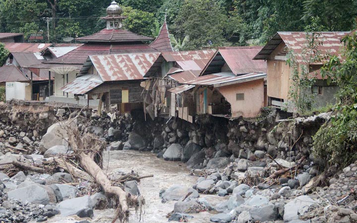 ইন্দোনেশিয়ায় বন্যায় মৃত্যু বেড়ে ৭১২, নিখোঁজ পাঁচ শতাধিক
