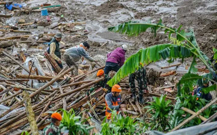 ইন্দোনেশিয়ায় ভূমিধসে মৃত ১০, নিখোঁজ ৮০