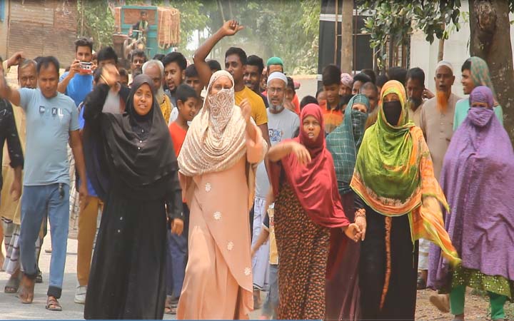 পাবনায় প্রকাশ্যে অস্ত্রের মহড়া ও হুমকি, অস্ত্রধারীকে গ্রেফতারের দাবিতে বিক্ষোভ
