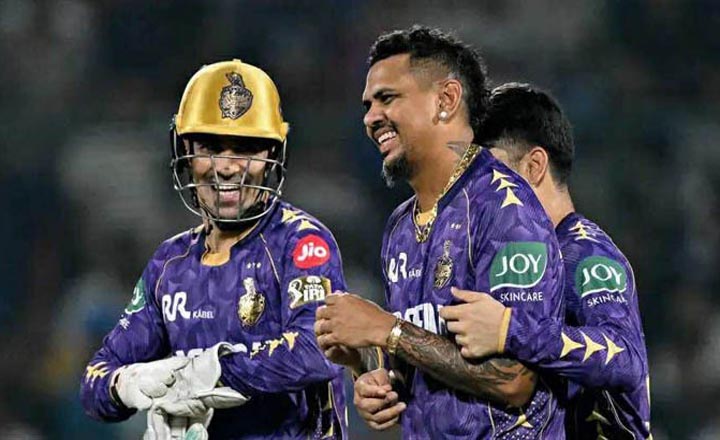 ঘরের মাঠের দিল্লিকে হারিয়ে টিকে রইলো কলকাতা