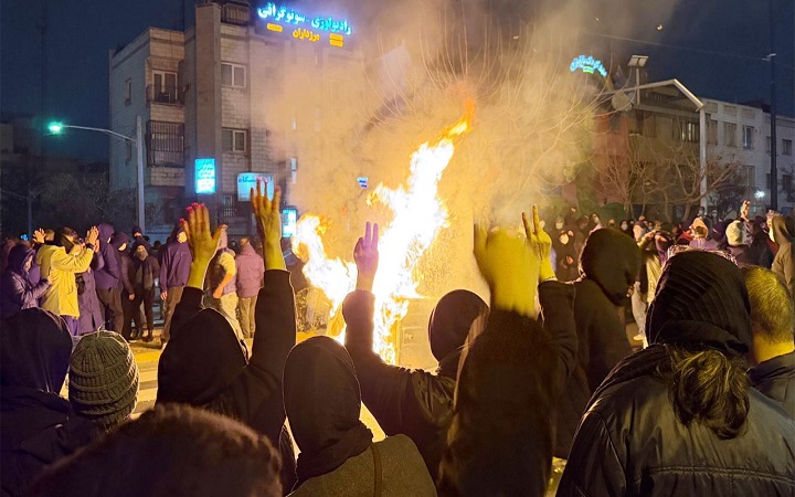 তৃতীয় দিনে প্রবেশ করল ইরানের শিক্ষার্থী-জনতার আন্দোলন