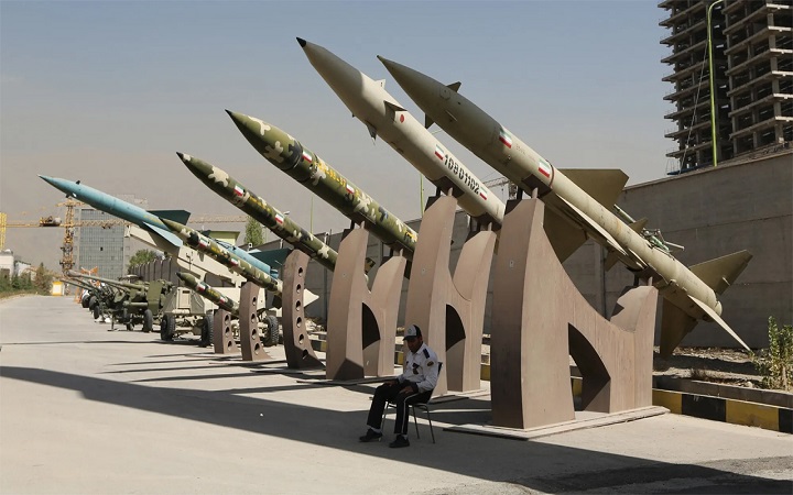 ইসরায়েলকে লক্ষ্য করে প্রায় ১০০ মিসাইল ছুড়ল ইরান