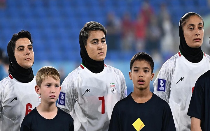 জাতীয় সংগীত না গাওয়ায় তোপের মুখে ইরানের ফুটবলাররা