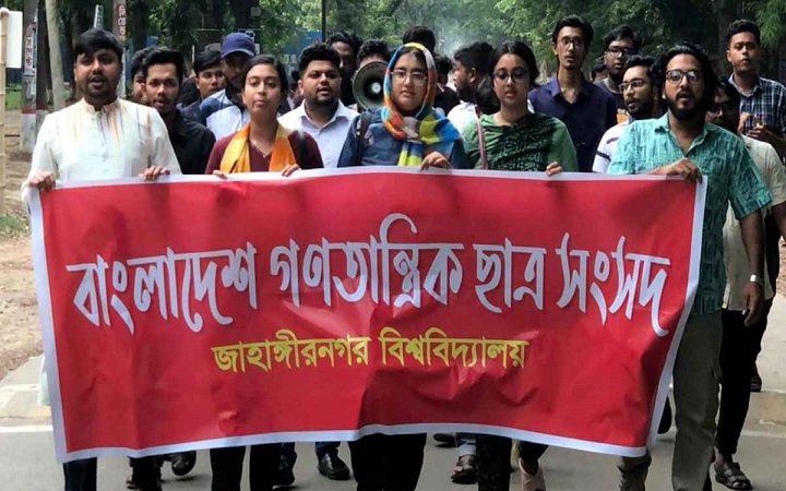 জাবিতে হামলাকারীদের বিচার ও জাকসুর তফসিল দাবিতে বিক্ষোভ
