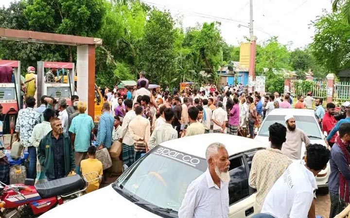 বোতলে জ্বালানি তেল নেওয়াকে কেন্দ্র করে পাম্পে ইটপাটকেল নিক্ষেপ