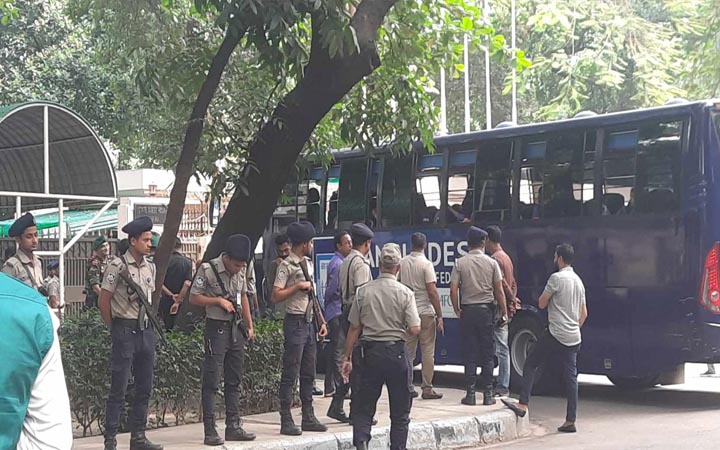 সংবর্ধনা নিতে যমুনায় সাফজয়ী নারী ফুটবল দল