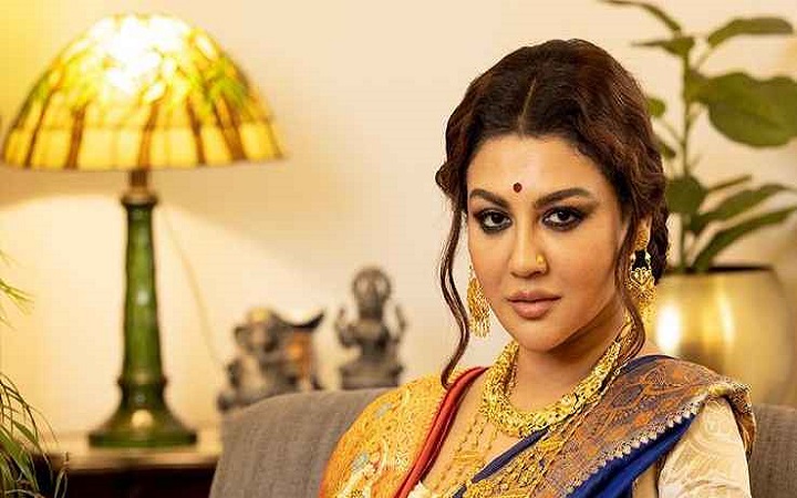 মায়ের বিয়ের শাড়িতে জয়া