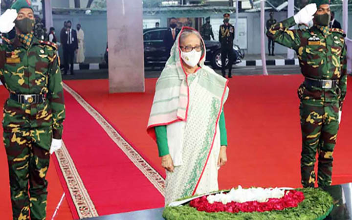 বঙ্গবন্ধুর প্রতিকৃতিতে প্রধানমন্ত্রীর শ্রদ্ধা