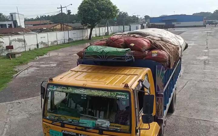 সোনা মসজিদ স্থলবন্দর দিয়ে দেশে এলো ৩৬ টন কাঁচা মরিচ