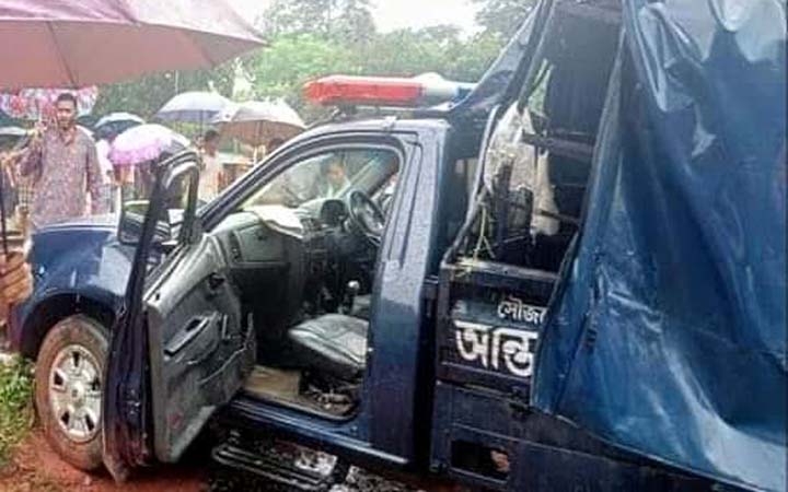 সীতাকুণ্ডে ট্রেনের সাথে পুলিশভ্যানের ধাক্কা, নিহত ৩