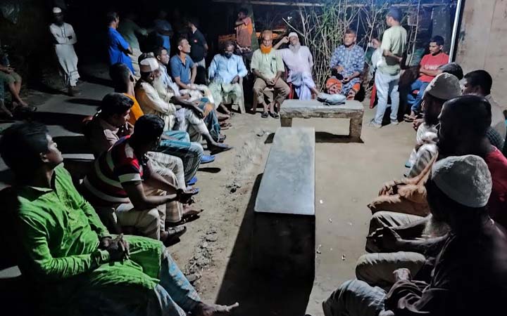 মাদক ব্যবসায়ীদের বিরুদ্ধে একাট্টা এলাকাবাসী