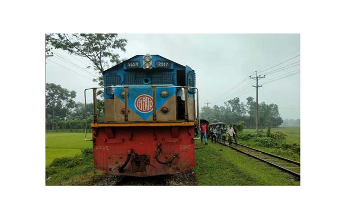 কিশোরগঞ্জে বগি লাইনচ্যুত, ট্রেন চলাচল বন্ধ