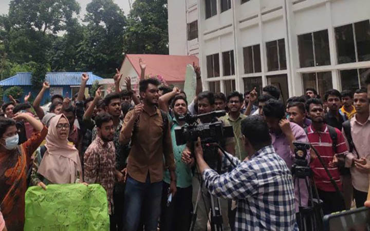 চবি’তে ছাত্রী হেনস্তা : মূলহোতা আজিমসহ আটক ৪