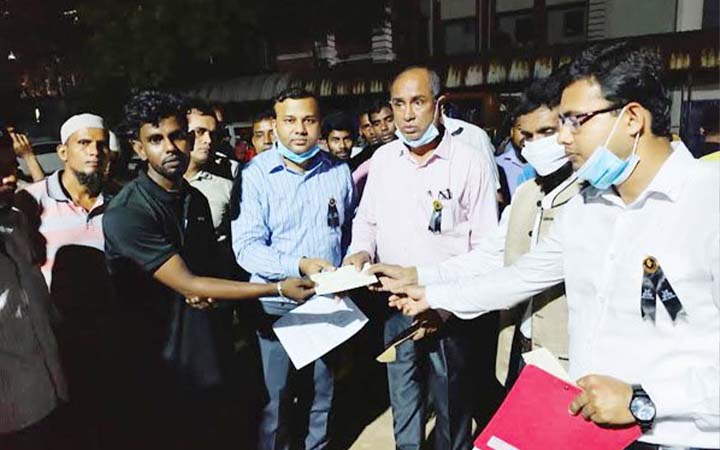 চকবাজারের অগ্নিকান্ডে নিহতদের স্বজনদের হাতে সহায়তার চেক প্রদান