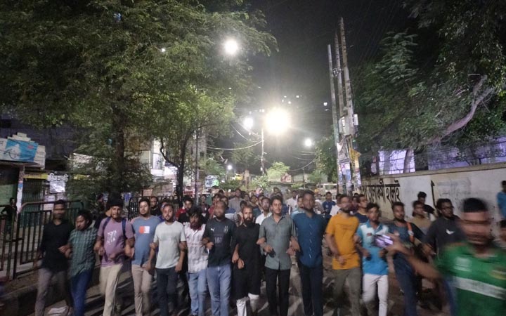 ছাত্রলীগ নিষিদ্ধের ঘটনায় জবিতে শিক্ষার্থীদের আনন্দ মিছিল