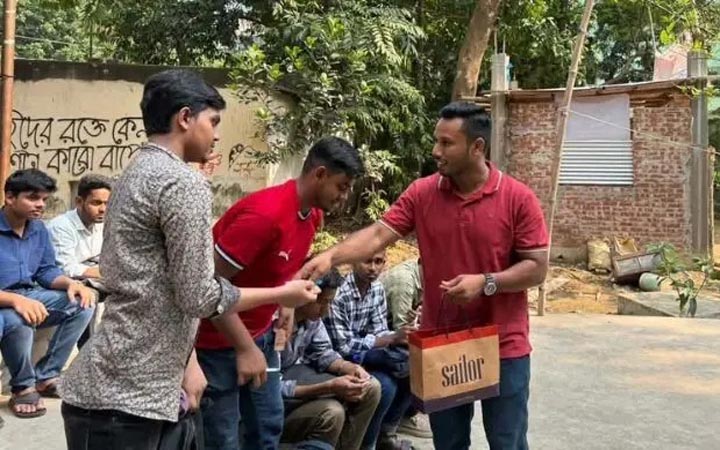 জবির নবীন শিক্ষার্থীদের হাতে উপহার তুলে দিলেন ছাত্রদল নেতা