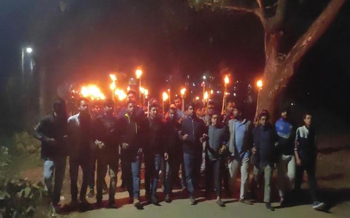 বাংলাদেশ হাইকমিশনে হামলার প্রতিবাদে জাবি শিক্ষার্থীদের মশাল মিছিল