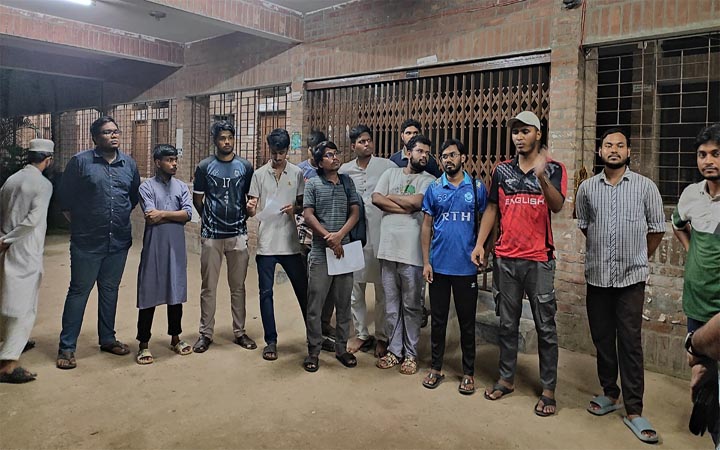 চিকিৎসাকেন্দ্র সংস্কারের দাবিতে জাবি শিক্ষার্থীদের ‘মেডিকেল ঘেরাও’