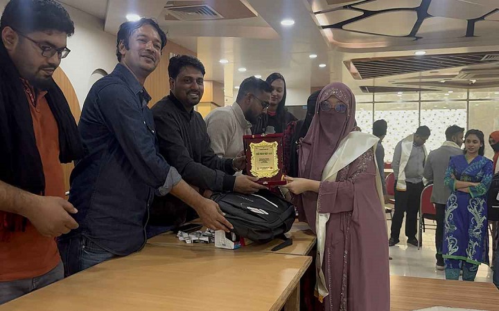 ৪০০ মেধাবী শিক্ষার্থীকে সংবর্ধনা দিল জবি ছাত্রদল