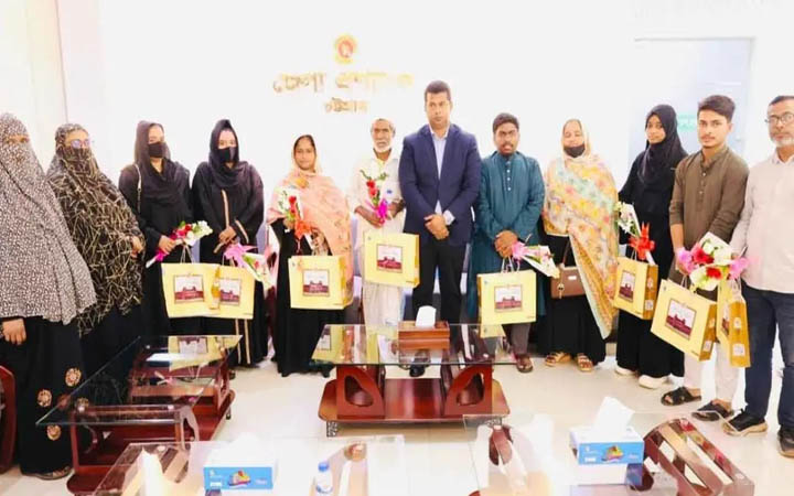 জুলাই শহীদদের স্বজনদের কথা শুনলেন চট্টগ্রামের ডিসি