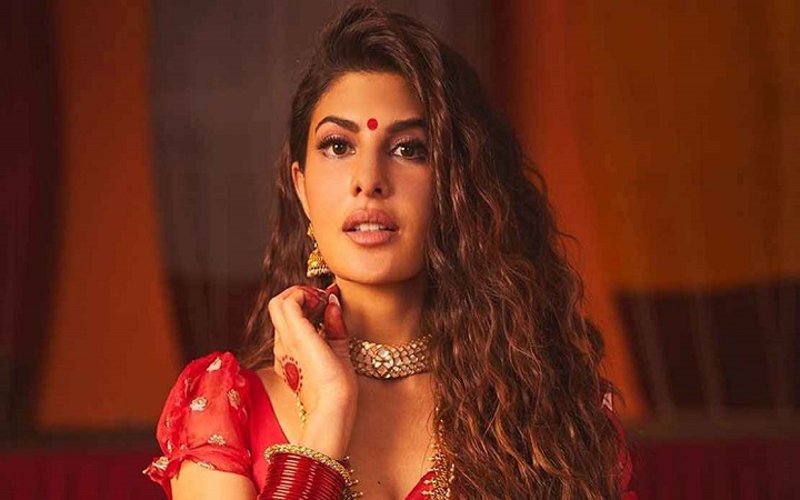 নাচতে গিয়ে অসংলগ্ন পোশাকে জ্যাকুলিন!