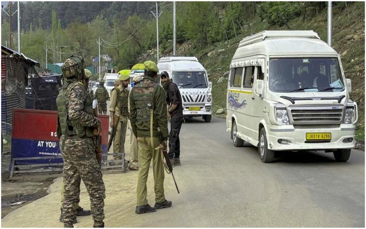 পাকিস্তানের পাল্টা হামলার আশঙ্কা, ভারতীয় কাশ্মিরে স্কুল-কলেজ বন্ধ