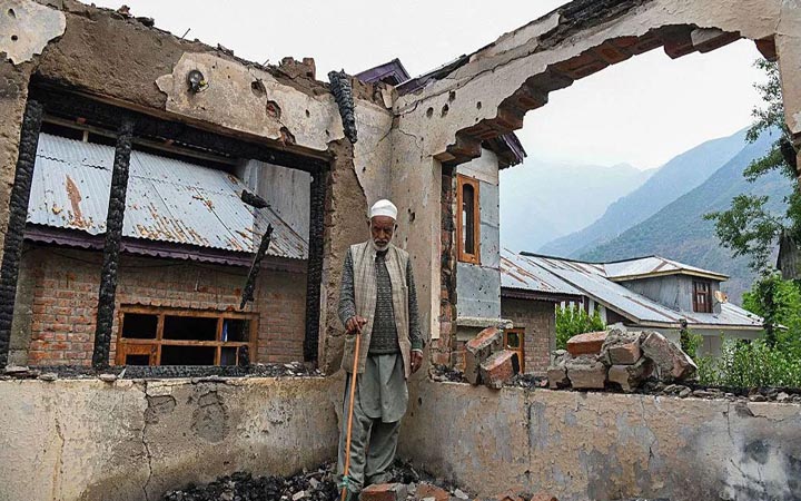 পাকিস্তানের হামলায় গুঁড়িয়ে গেছে ভারতের ১০ হাজার বাড়ি